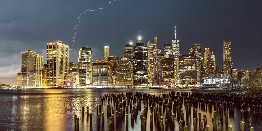 Skyline von New York bei Nacht mit erleuchteten Fenstern