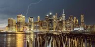 Skyline von New York bei Nacht mit erleuchteten Fenstern