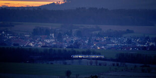 Eine Eisenbahn in der Abenddämmerung