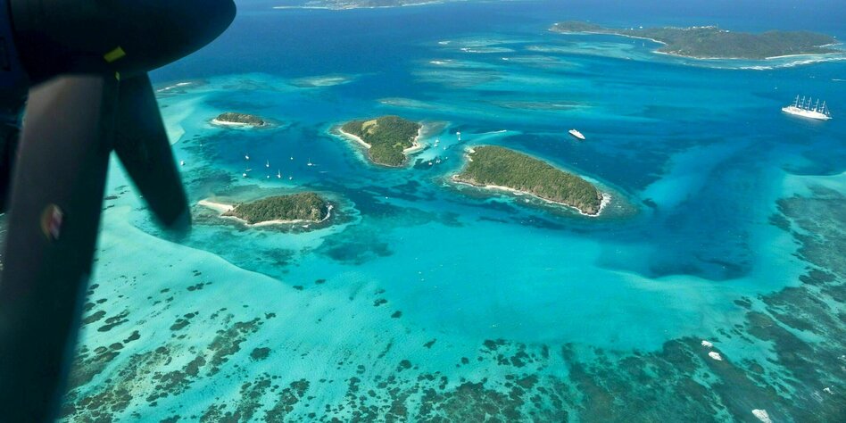 Blick aus dem Flugzeug auf Tobago Cays und Mayreau, St. Vincent und die Grenadinen
