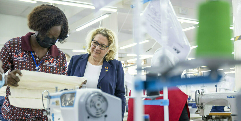 Svenja Schulze schaut einer Näherin in Accra über die Schulter