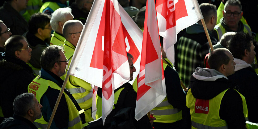 Personen mit Streik-Fahnen