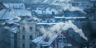 Qualm und Dampf steigt aus zahllosen Schornsteinen und Abzügen an einem kalten Wintermorgen in der Leipziger Südvorstadt auf.