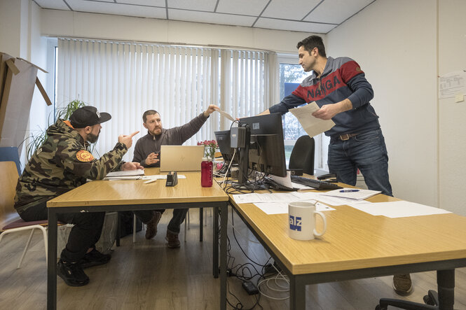 Christian Ganske, Quartiersmanager (Mitte) und Rafik Adi, Übersetzer (rechts) im Büro des Bewohnertreffs