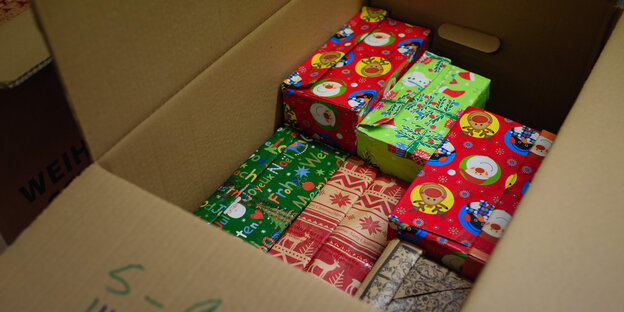 Ein versandfertiger Karton voller Geschenke für Kinder.