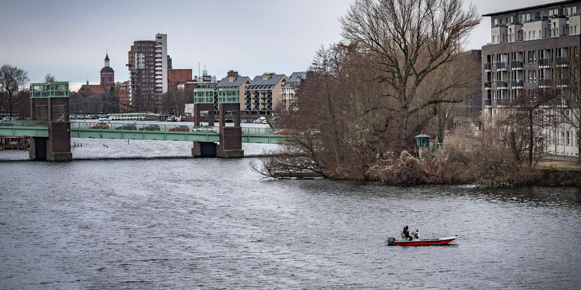 Havel mit Brücke nach Spandau, Rathaus im Hinterrund