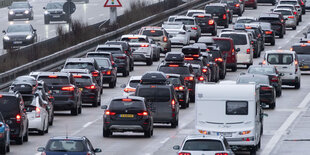 Autos stehen auf der Autobahn im Stau