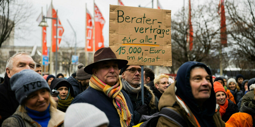 Protestplakat "Berater-Verträge für alle! 15.000 Euro im Monat in einer Menge