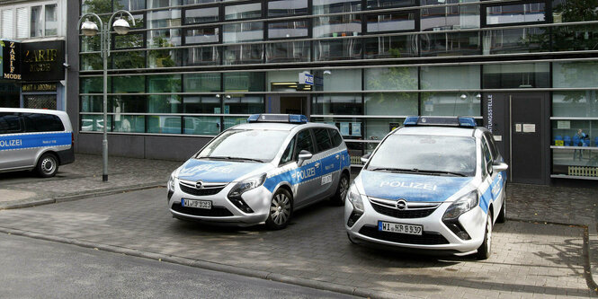 Polizeiwagen vor einem Gebäude