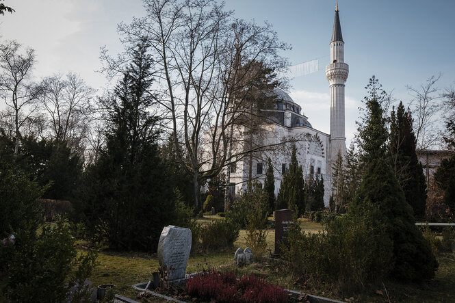 Der islamische Friedhof Columbia Damm - im Hintergrund steht die Sehitlik Moschee