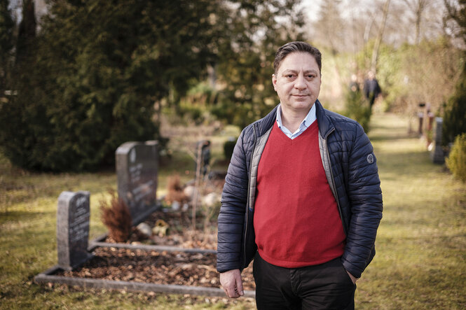 Porträt des islamischen Bestatters Isikali Karayel auf dem islamischen Friedhof Columbia Damm