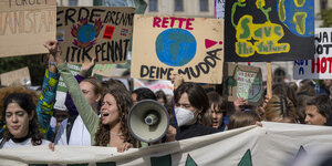 Zahlreiche Menschen ziehen beim Klimastreik mit Plakate und Schildern mit Forderungen an die Politik durch die Innenstadt. Die Klimaschutzbewegung Fridays For Future hat für diesen Freitag zu einem weltweiten Klimastreik aufgerufen.