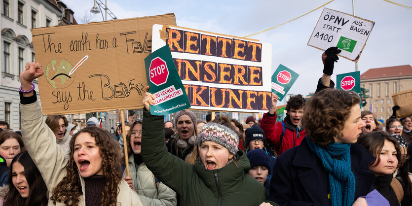 Protestierende mit Schildern