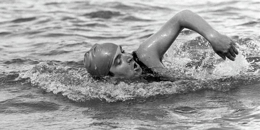 Töpfer schwimmt durch den Rhein