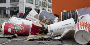 Coffee-to-go-Becher liegen auf der Straße