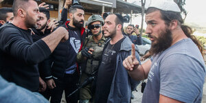 Jüdische Siedler und Palästinenser stehen sich bedrohlich gegenüber