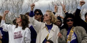 Menschen mit erhobenen Fäusten und Victory-Zeichen beim March for Women's Lives in Washington im Jahre 1989, im Vordergrund Schauspielerin Cybil Shepard