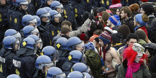 Polizei und DemonstrantInnen bei einer Demonstration