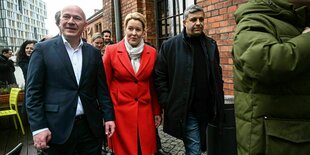 Kai Wegner, Franziska Giffey und Raed Saed gemeinsam unterwegs