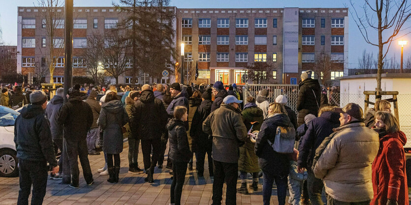 Bürger stehen vor dem verschlossenen Zugang zur Schule "Caspar David Friedrich".