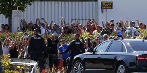 Der Wagen von Angela Merkel verlässt das Gelände der Flüchtlingsunterkunft in Heidenau.