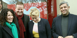 Bettina Jarasch, Klaus Lederer, Franziska Giffey und Raed Saleh posieren für ein Foto vor den Verhandlungen