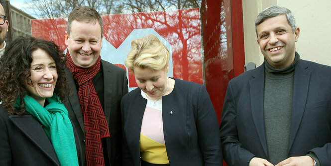 Bettina Jarasch, Klaus Lederer, Franziska Giffey und Raed Saleh posieren für ein Foto vor den Verhandlungen