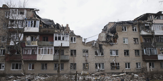 Ein zerstörtes Gebäude in Bachmut