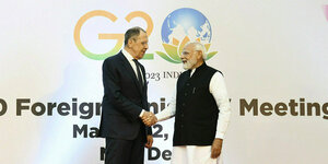 Der indische Premierminister Modi und der russische Aussenminister Lawrow schütteln sich die Hände