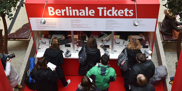 Festivalbesucher stehen beim Kartenverkauf für die 68. Berlinale an einem Ticketschalter an - ein Bild aus alten Tagen, von 2018, seit 2023 gibt es Tickets nur noch online zu kaufen