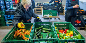 Ehrenamtliche Helfer sortieren Gemüse bei der Schweriner Tafel