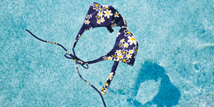 Bikini-Oberteil schwimmt im Wasser