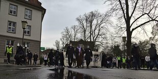 Ein Trauerzug zieht duch die verregnete Celler Innenstadt