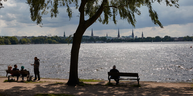 Zwei Sitzbänke vor der Außenalster in Hamburg