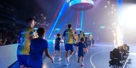 Ukrainische Team beim Einlaufen auf das Handballfeld vor Spielbeginn