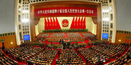 Das mit dem Staatswappen und roten KP-Fahnen geschmückte Podium in Pekings Großer Halle des Volkes.