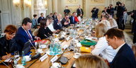 Politikerinnen der Ampel sitzen am Runden Tisch