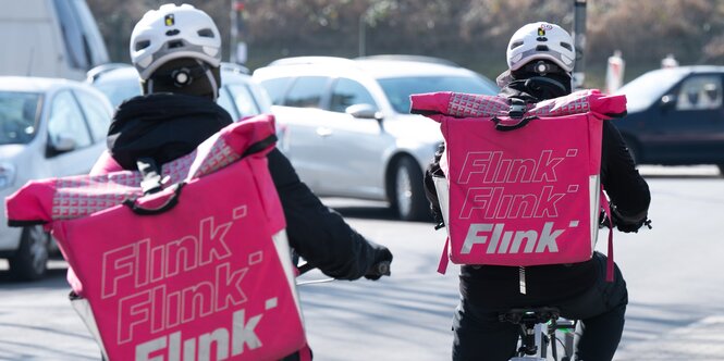 Zwei Fahrradkuriere vom Lieferdienst Flink.