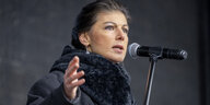 Sahra Wagenknecht (Die Linke), spricht während der Demonstration auf der Bühne