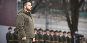 Wolodimir Selenski stramm stehend vor Soldaten