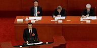 Premier Li Keqiang eröffnet mit seinem Bericht den Nationalen Volkskongress in der in rot gehaltenen Großen Halle des Volkes.