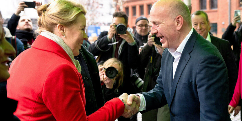 Erstes Treffen zur Sondierung fuer evtl. Koalitionsverhandlungen zwischen der CDU und SPD Foto: Die Regierende Buergermeisterin von Berlin Franziska Giffey (SPD) und der Wahlsieger Kai Wegner (CD) begruessen sich