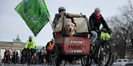 Ein Lastenrad mit einem Hund drin auf einer Radler*innendemo vor dem Brandenburger Tor