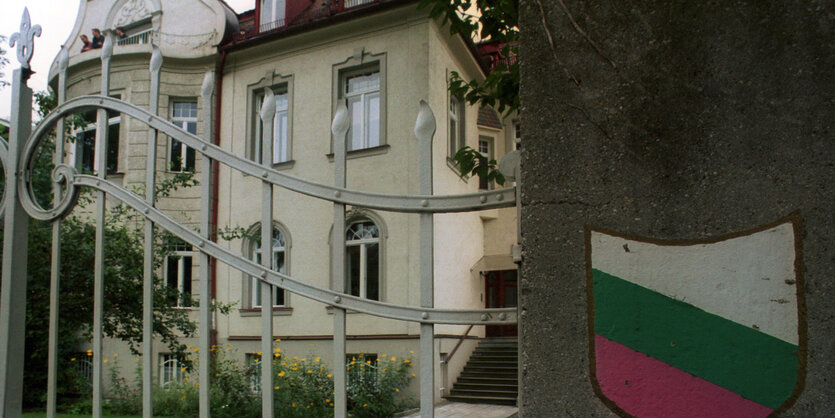 Ein Haus von außen hinter einem Zaun