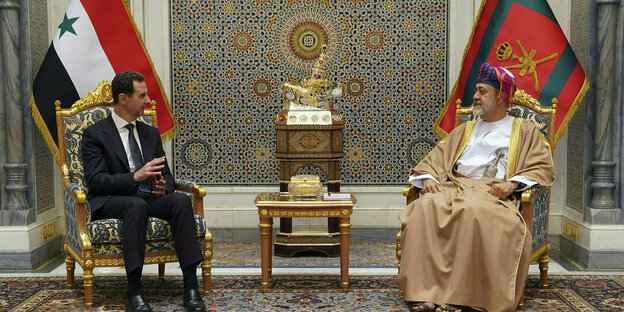 Syriens Herrscher Assad sitzt neben dem Sultan von Oman, bin Tariq