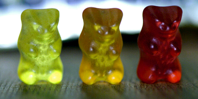 Drei Gummibärchen von Haribo in Nahaufnahme