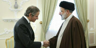 IAEA-Chef Grossi schüttelt Irans Präsident Raisi die Hand
