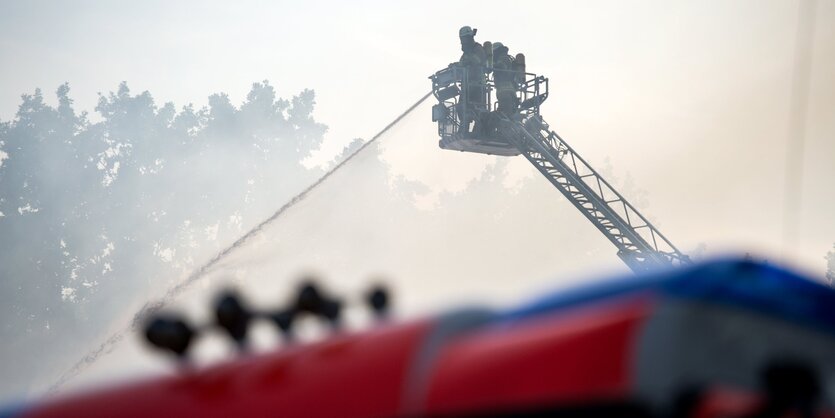 Die Feuerwehr beim Löschen