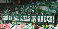 Banner in Werder FAnkurve mit der Aufschrift "Come on you girls in green"
