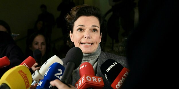 SPÖ leader Pamela Rendi-Wagner in front of microphones on Sunday evening